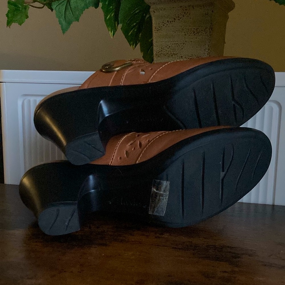 CLARKS Bendables Cognac Brown Perforated Leather Slip On Buckle Mules Clogs Sz 7 - Picture 11 of 11